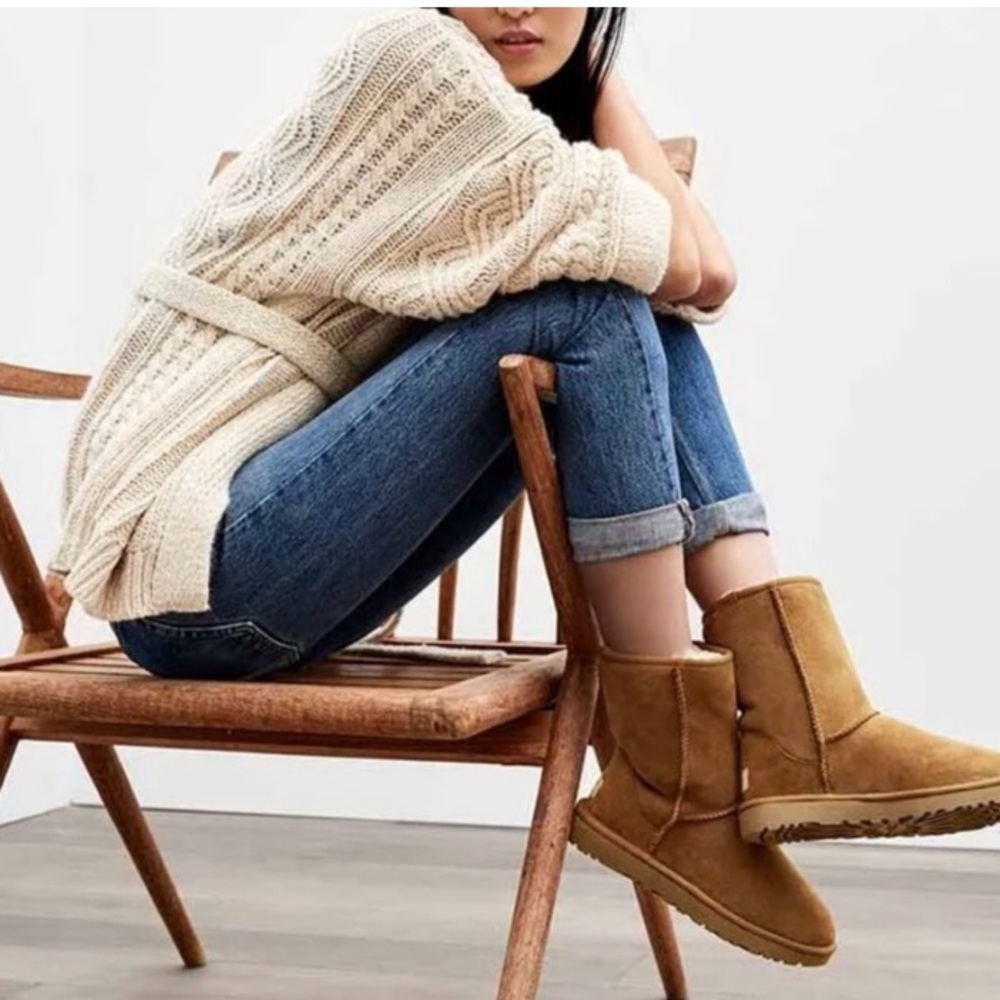 -UGG Tan Brown Sherpa Suede Boots #SN 5825- US Size 9/UK 7.5M As Is